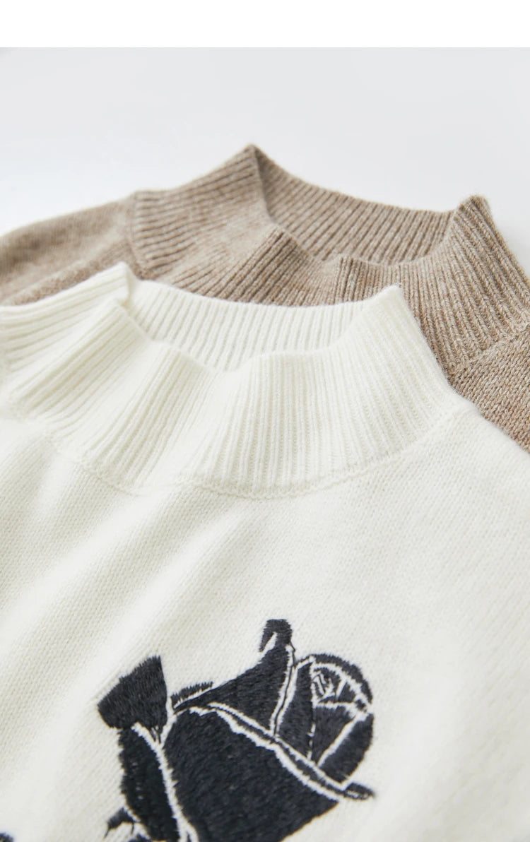 Cremefarbener Strickpullover, Kragen-Detail und schwarze Rosen-Stickerei, Langarm