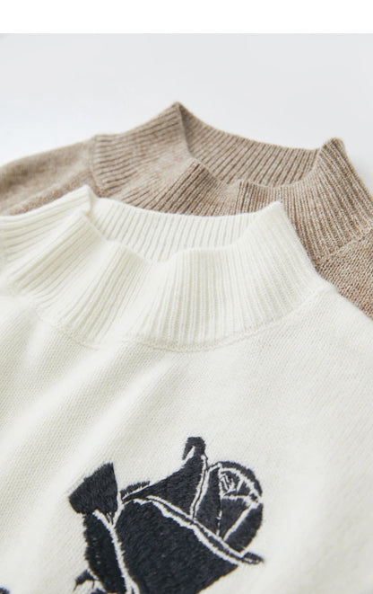Cremefarbener Strickpullover, Kragen-Detail und schwarze Rosen-Stickerei, Langarm