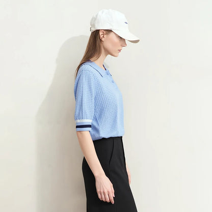 Damen-Poloshirt aus Strick, hellblau mit Knopfleiste und kontrastfarbenem Ärmelband.