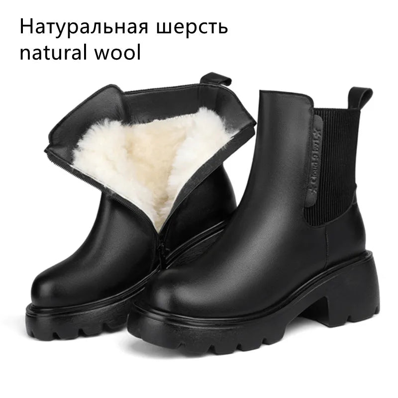 Schwarzer Chelsea-Boot mit Wollfutter, Profilsohle und seitlichem Elastikeinsatz