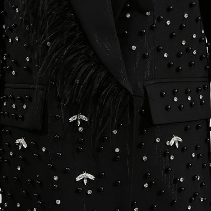 Elegantes Damen-Maxikleid mit hohem Kragen und Laternenärmeln – figurbetontes Design mit Perlendetails für besondere Anlässe.