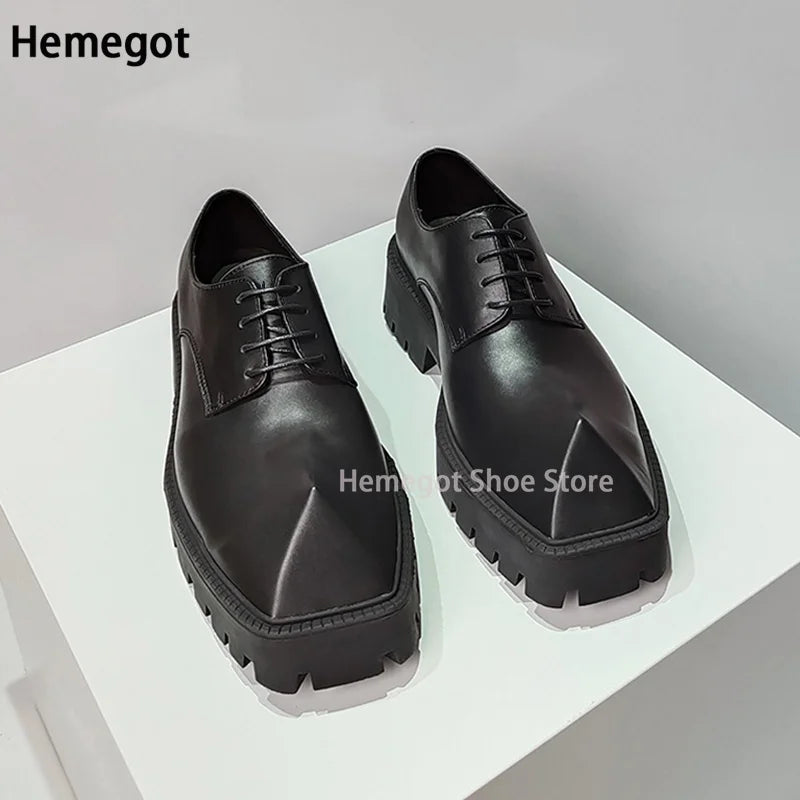 Schwarze Derby-Schuhe mit Schnürung und Blockprofilsohle, Paaransicht von vorn