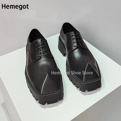 Schwarze Derby-Schuhe mit Schnürung und Blockprofilsohle, Paaransicht von vorn