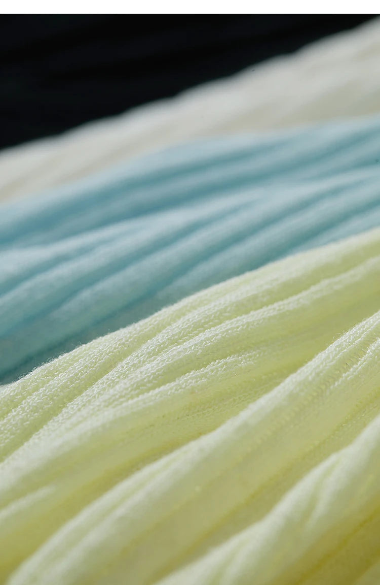 AMII Damen-Pullover Detail: hellblauer Rippenstrick mit feinem Fadenverlauf