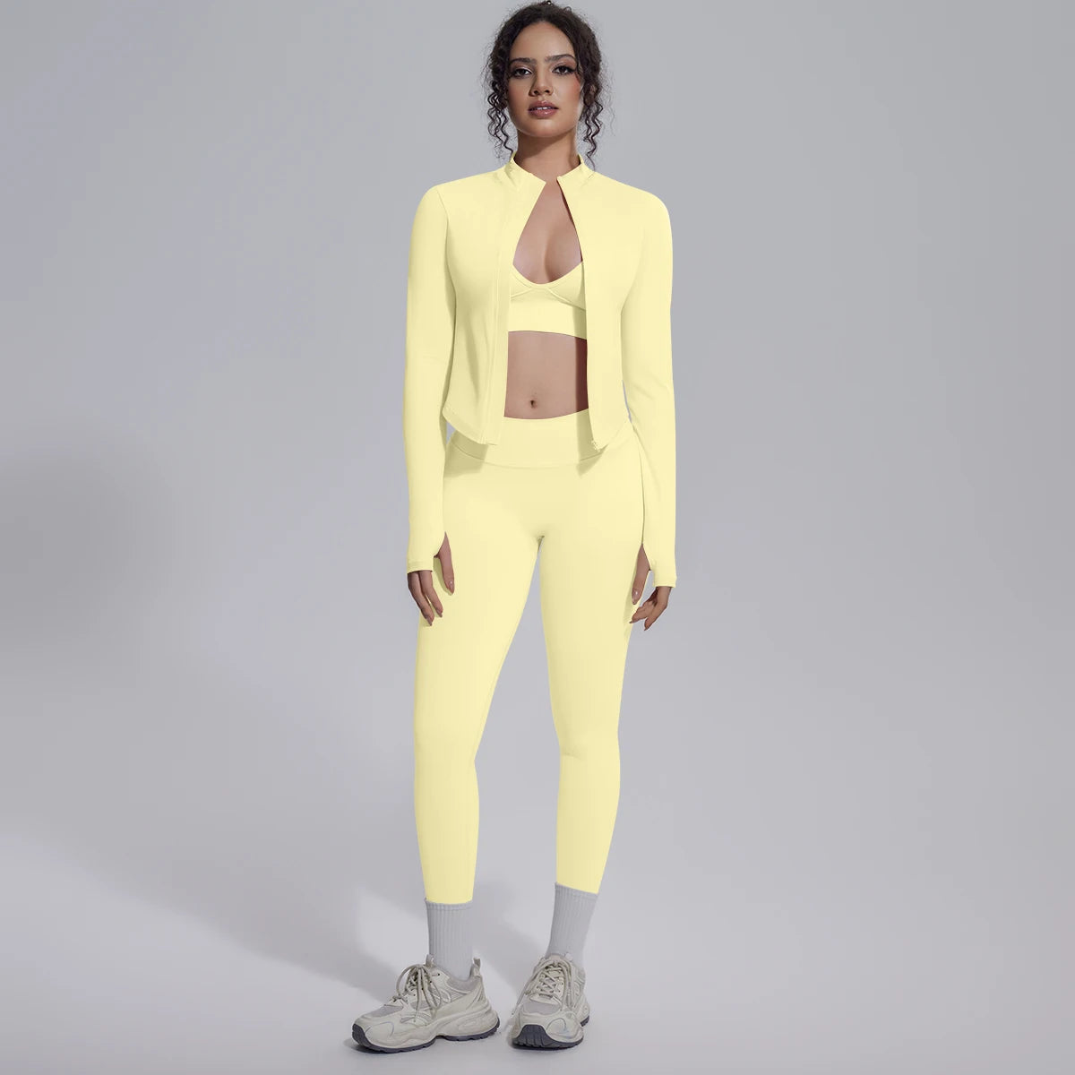 Nahtloses Yoga-Set Hellgelb: Jacke offen, Sport-BH und 3/4-Leggings