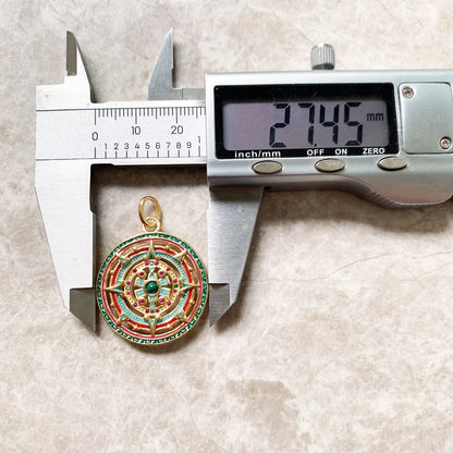 Runder Anhänger mit goldfarbener Öse, grüner Steineinlage und farbigem Mandala