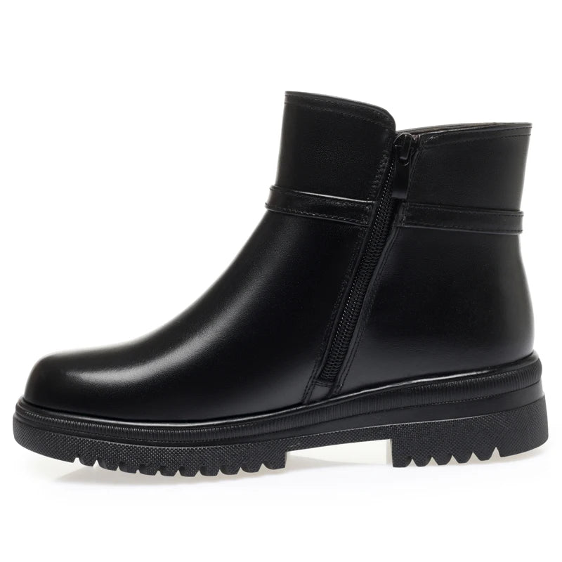 Schwarzer Winterstiefel mit seitlichem Reißverschluss und profilierter Gummilaufsohle