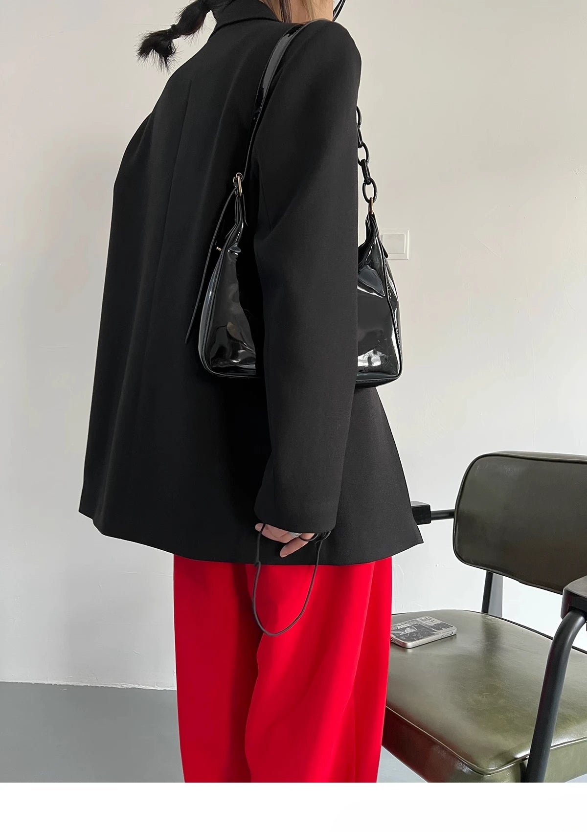 Zweiteiliges Damen-Set mit Stickerei: Langarm-Oberteil mit Reverskragen und hoch taillierte, lange Hose – stilvoll und elegant.