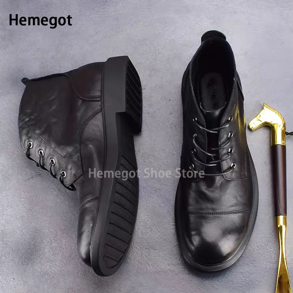 Hochschaftige Herrenboots aus schwarzem Leder, seitliche Ansicht mit dicker Sohle und Schnürung