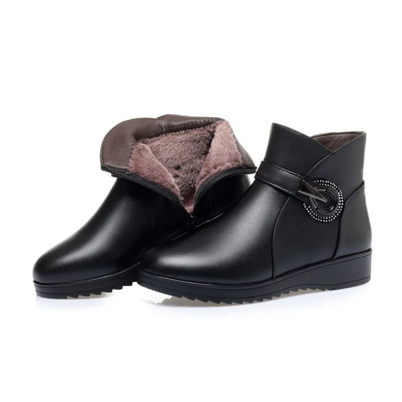 Schwarze kurze Winterstiefel mit warmem Fellfutter und Profilsohle, seitliche Deko-Schnalle