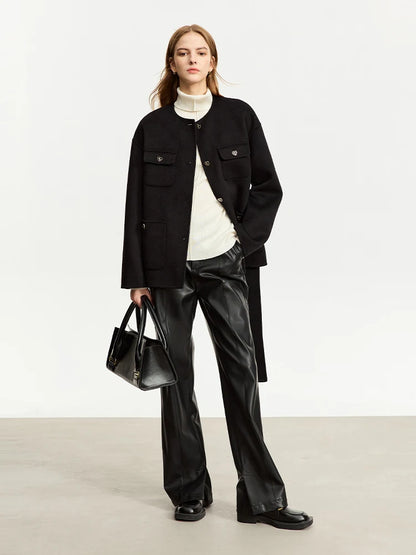 Frauen Woll Mantel im minimalistischen Stil mit Gürtel und Taschen