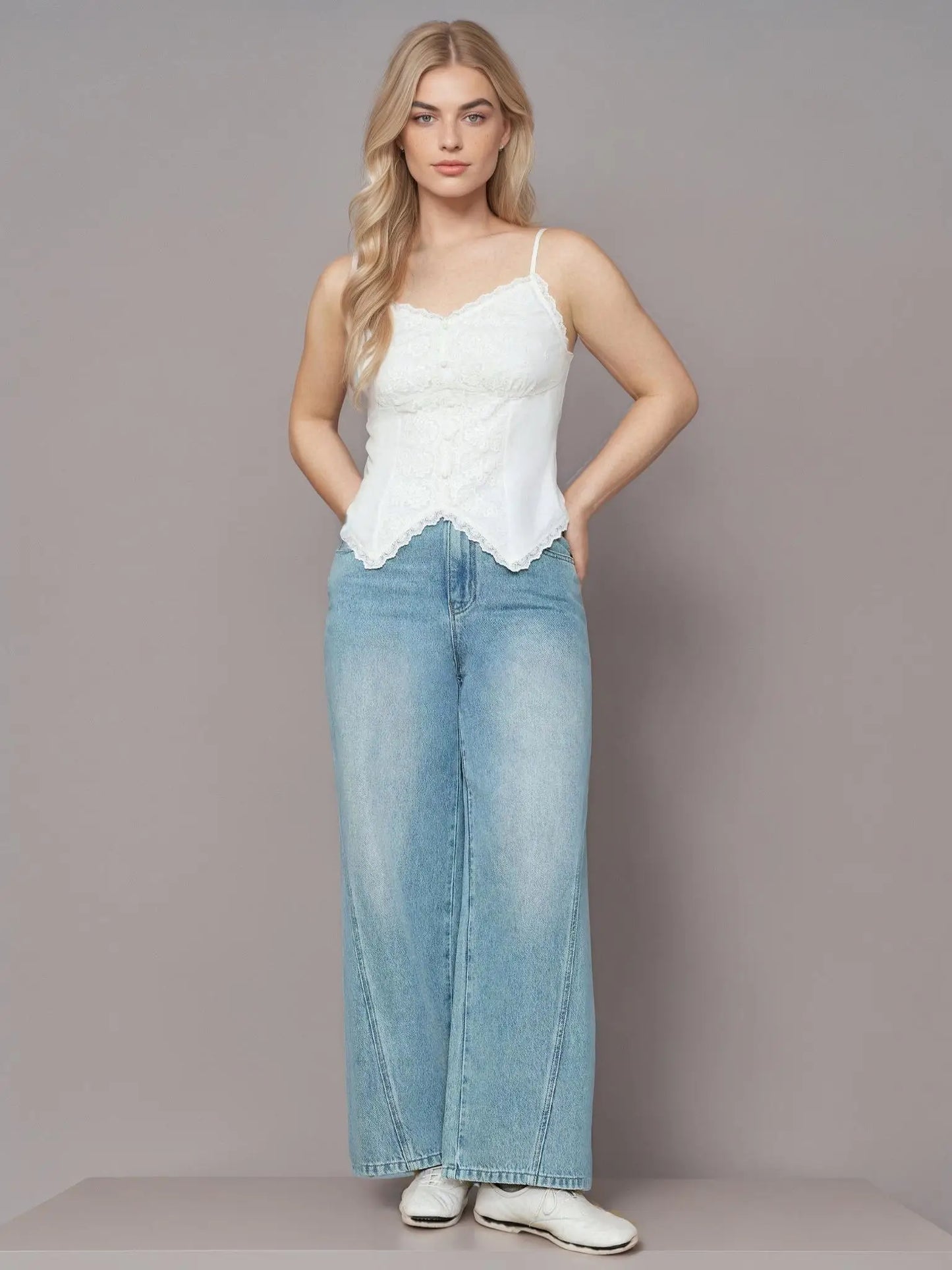 Kurzarm-Bluse mit Umlegekragen und Knopfleiste in blau-weißem Streifenmuster aus 100% Baumwolle – figurbetontes Design für den Sommer