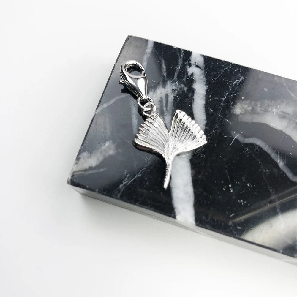 Ginkgoblatt-Anhänger aus Sterlingsilber mit Clipöse, fein geprägte Blattstruktur