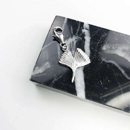 Ginkgoblatt-Anhänger aus Sterlingsilber mit Clipöse, fein geprägte Blattstruktur