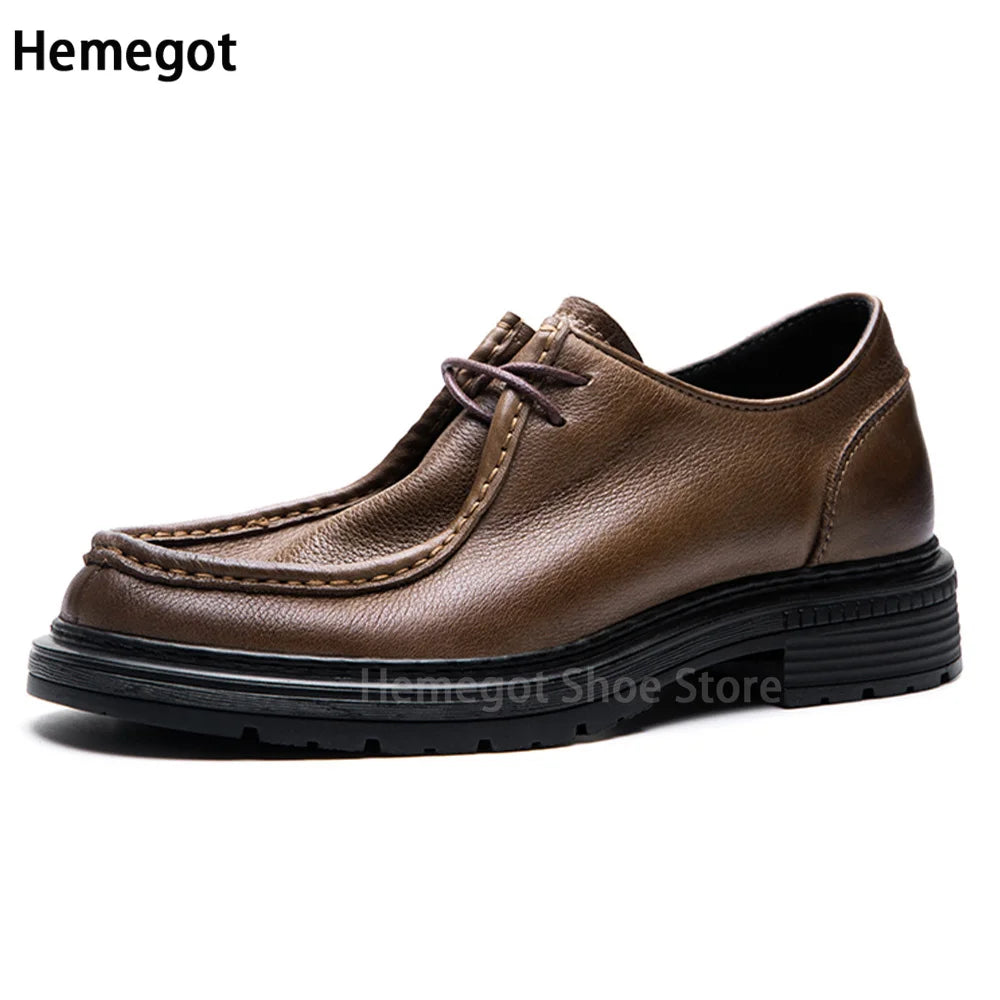 Herren-Schnürschuh aus braunem Leder mit dickem Sohlenprofil und Schnürsenkeln