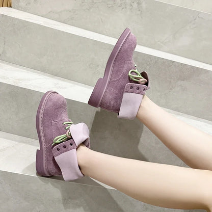 Lila Schnür-Stiefeletten aus Veloursleder mit Kunstfellfutter und flacher Profilsohle