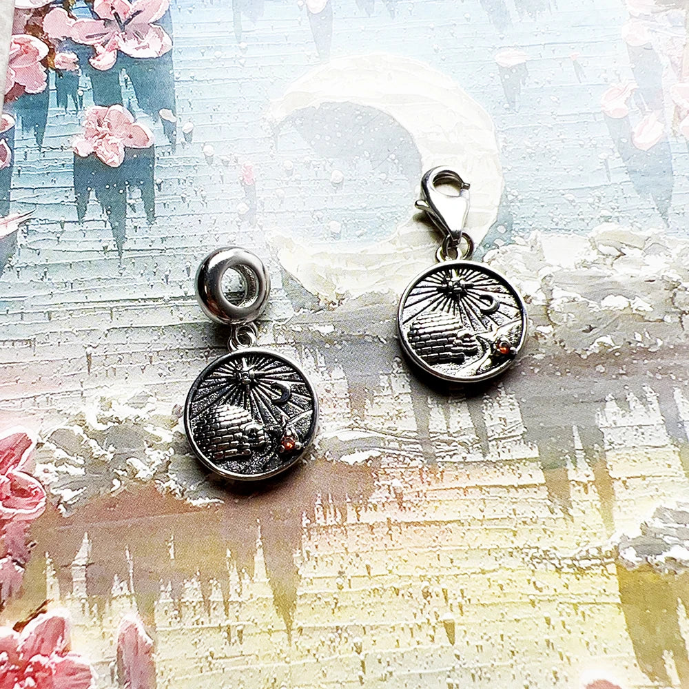 Zwei runde Silber-Charms mit Iglu-Motiv und kleinen Emaille-Akzenten an Karabinern