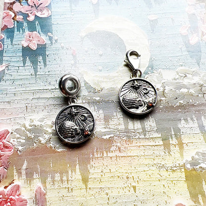 Zwei runde Silber-Charms mit Iglu-Motiv und kleinen Emaille-Akzenten an Karabinern