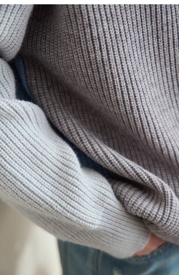 Strickstoff am Damen-Rollkragenpullover: gerippte Maschen und weiche Strukturoberfläche