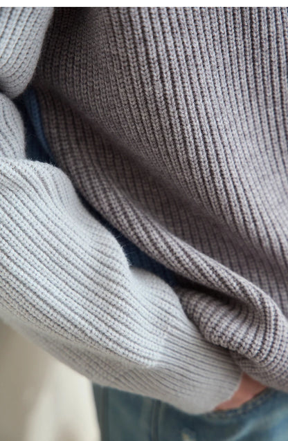 Strickstoff am Damen-Rollkragenpullover: gerippte Maschen und weiche Strukturoberfläche