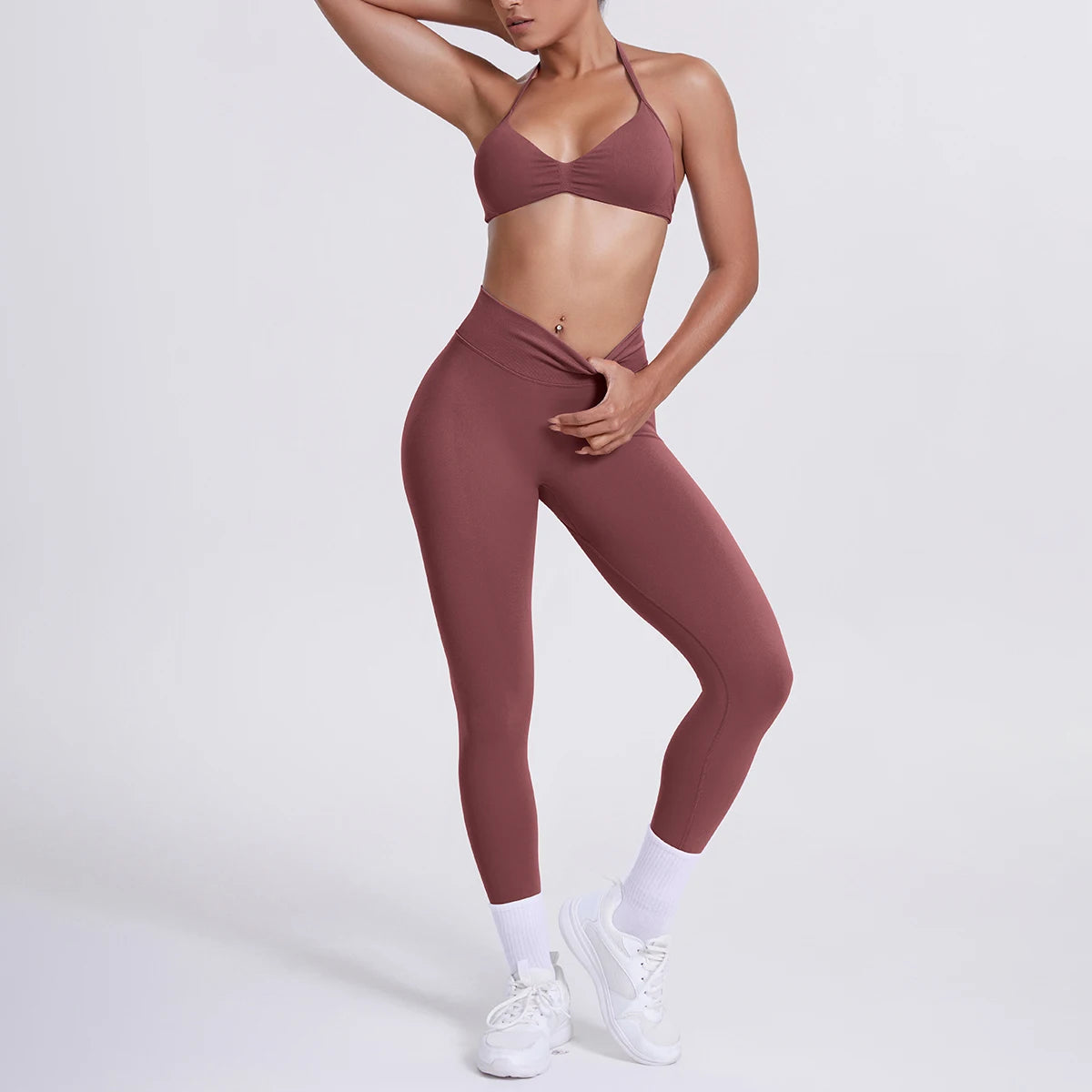 Atmungsaktives Yoga-Set: bordeauxrote High-Waist-Leggings und Sport-BH mit Trägern