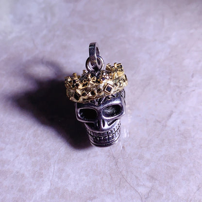 Totenkopf-Anhänger in Silber mit goldener Krone, dunkle Emaille, seitliche Öse