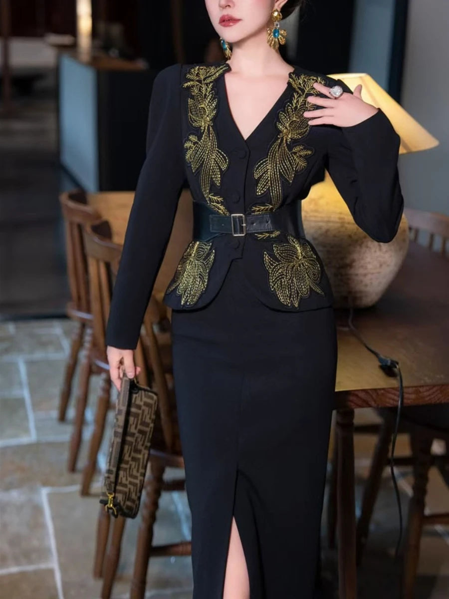 Lange Damenjacke mit Reverskragen und Reißverschluss im Patchwork-Design – ideal für einen minimalistischen, lässigen Look.