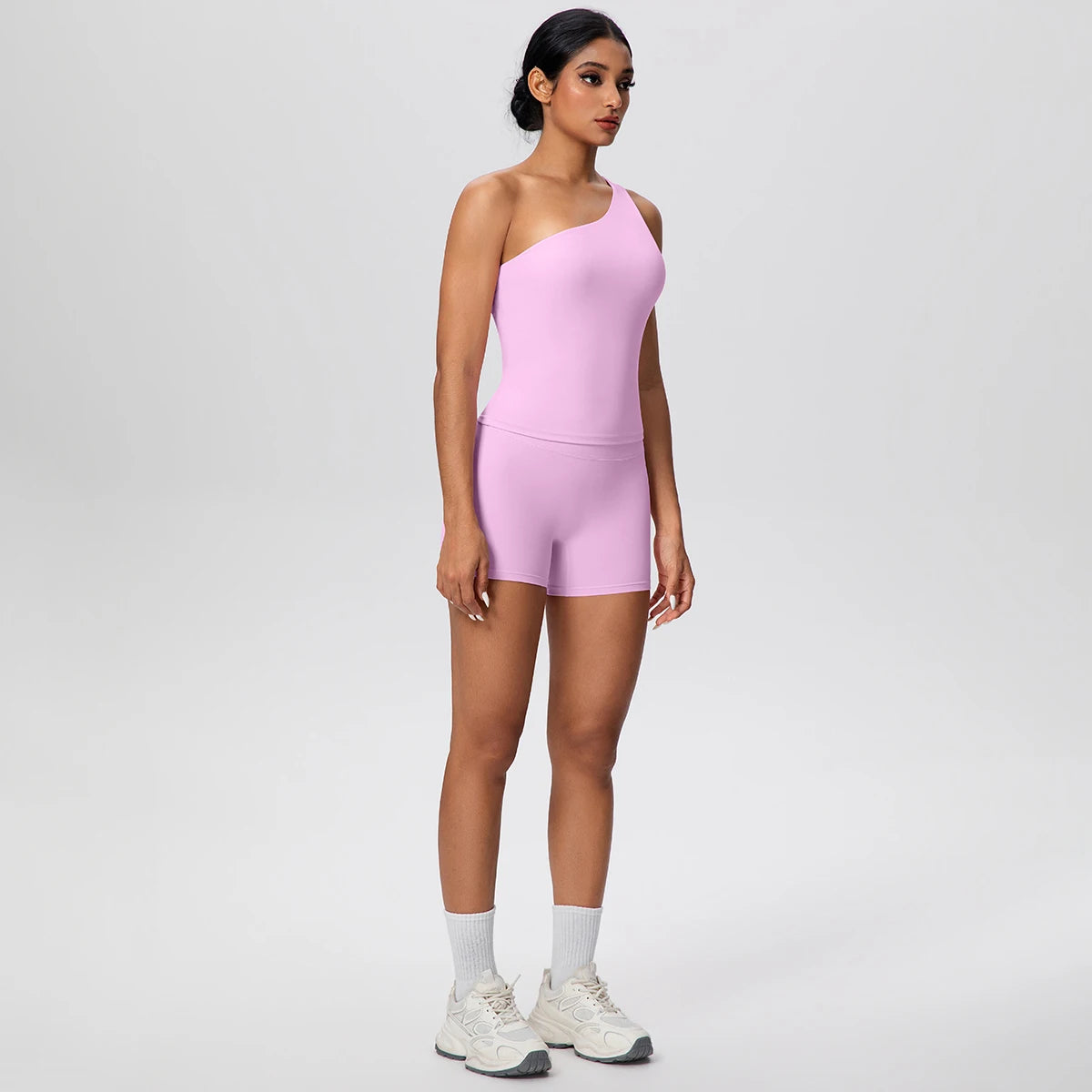 Yoga-Set mit einarmigem BH-Top und Shorts, hellrosa, Frontansicht, körpernah