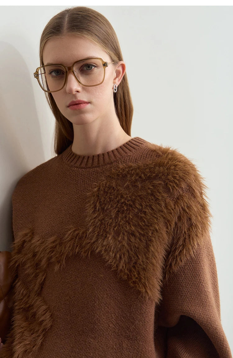 Brauner Pullover für Damen mit Rundhalsausschnitt und flauschigem Fell-Overlay vorne