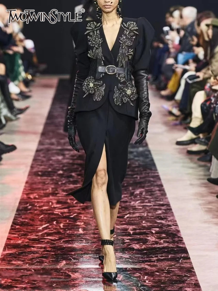 Lange Damenjacke mit Reverskragen und Reißverschluss im Patchwork-Design – ideal für einen minimalistischen, lässigen Look.