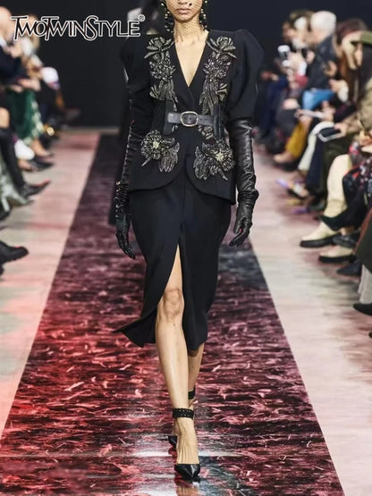 Lange Damenjacke mit Reverskragen und Reißverschluss im Patchwork-Design – ideal für einen minimalistischen, lässigen Look.