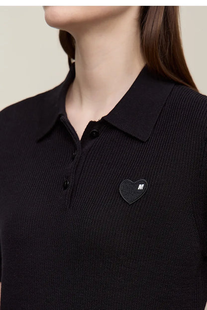Damen-Strickpullover mit Polokragen, kurzarm, schwarz, Herz-Emblem auf Brust