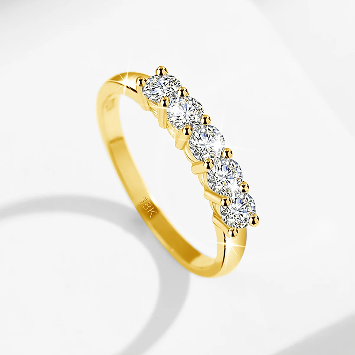 Damen-Ring aus 18K Gelbgold mit fünf Moissaniten und Echtheitszertifikat, Luxus Schmuckstück für Verlobung oder Hochzeit