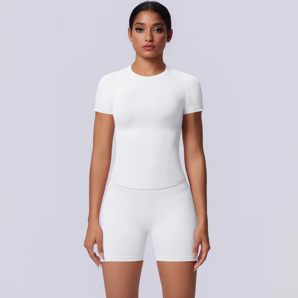 Yoga-Set für Frauen: weißes T-Shirt mit kurzen Ärmeln und passende kurze Hose
