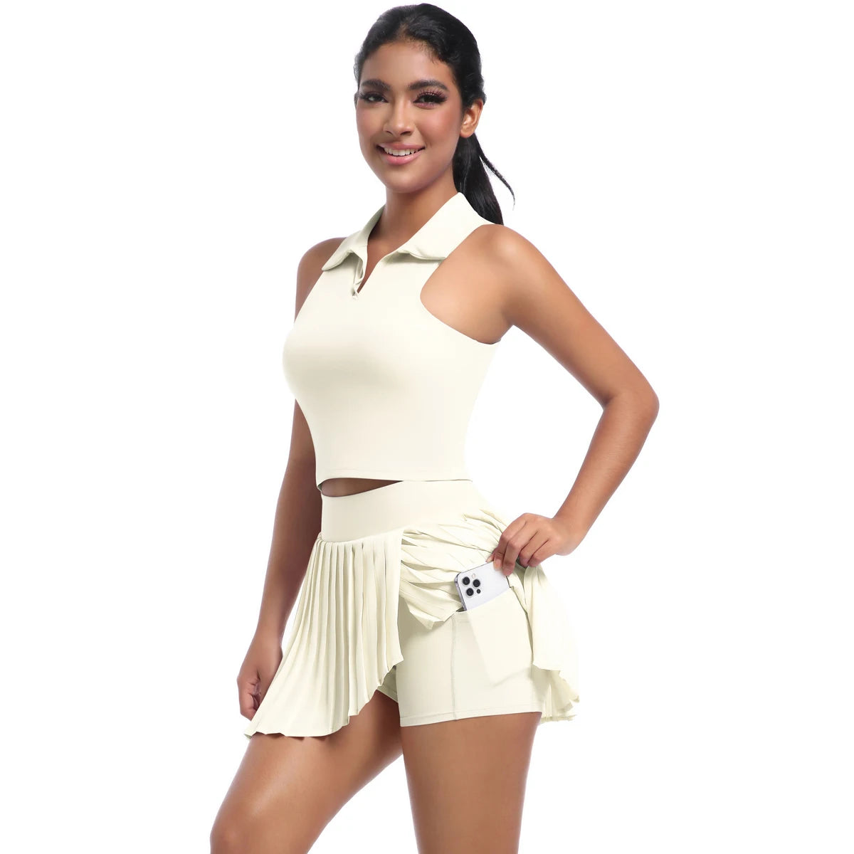 Damen-Yogaanzug in hellbeige mit ärmellosem Hemdkragen und Plissee-Shorts
