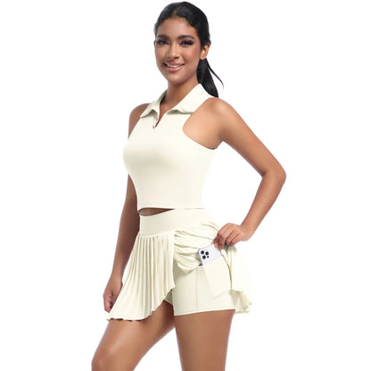 Damen-Yogaanzug in hellbeige mit ärmellosem Hemdkragen und Plissee-Shorts
