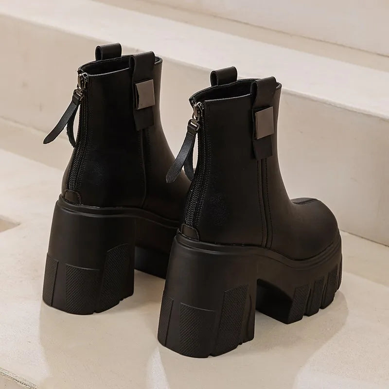 Schwarze Stiefelette mit Schnürriemen, seitlichem Reißverschluss und Blockabsatz