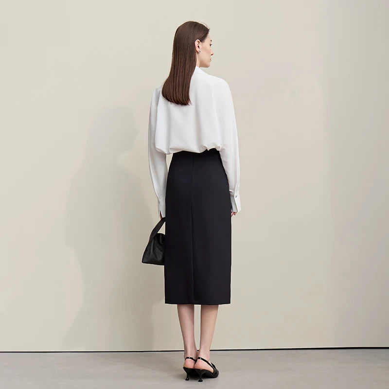 Schwarzer Damenrock in H-Linie, knielang, mit mittigem Schlitz und Drapierung
