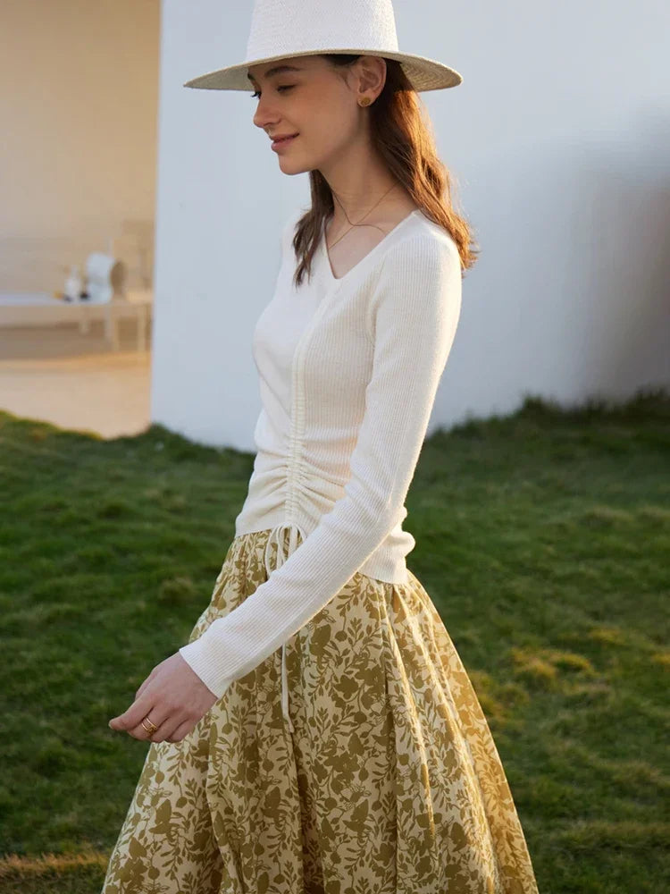 Weißer Strickpullover mit V-Ausschnitt und Kordelzug an der Taille