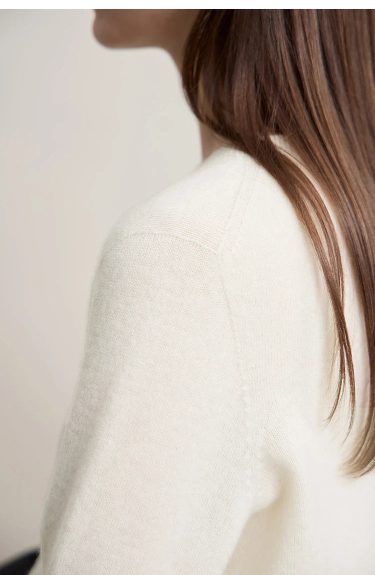 Cremefarbener Pullover mit langen Ärmeln, glatter Strickoberfläche und Rundhalsausschnitt