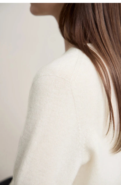 Cremefarbener Pullover mit langen Ärmeln, glatter Strickoberfläche und Rundhalsausschnitt