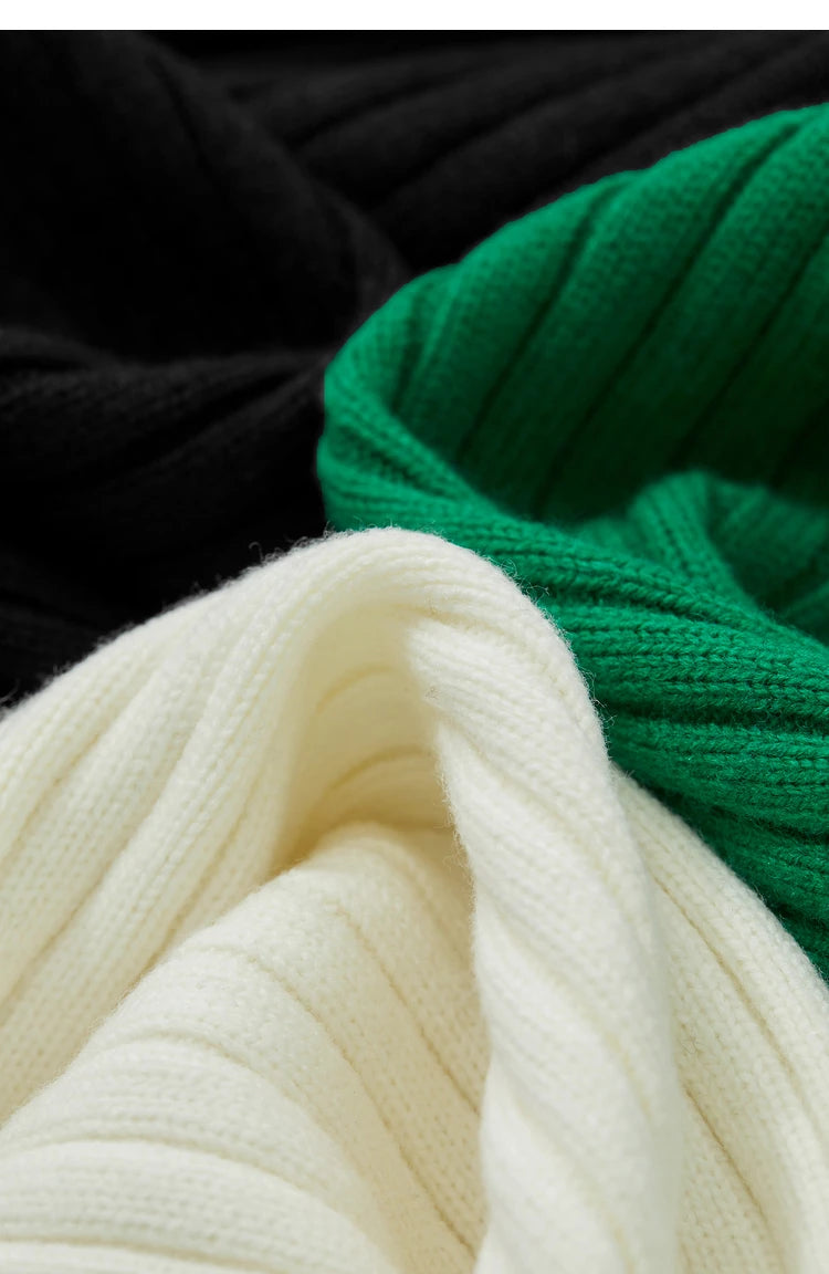 Kragen- und Bündeldetail: Cremefarbener Pullover mit grüner Rippenkante