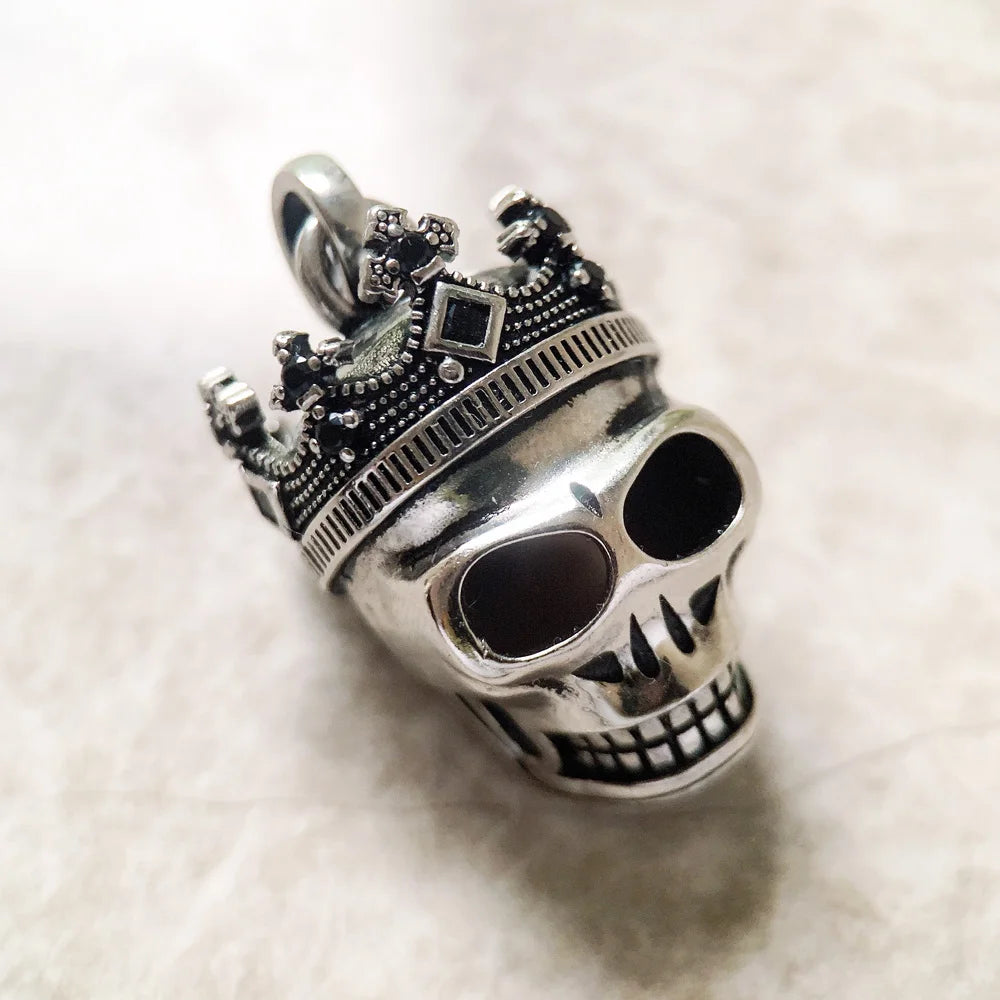 Totenkopf-Anhänger mit Krone, schwarze Einlagen an Augen, verzierte Streifen