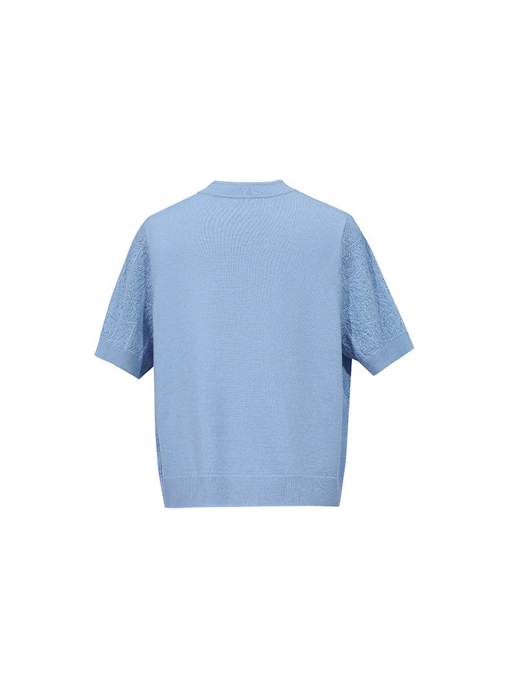 Hellblauer Strickpullover, Rückansicht mit kurzem Ärmel