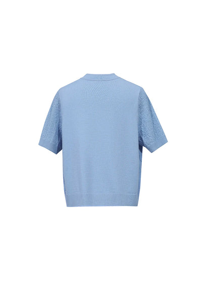 Hellblauer Strickpullover, Rückansicht mit kurzem Ärmel