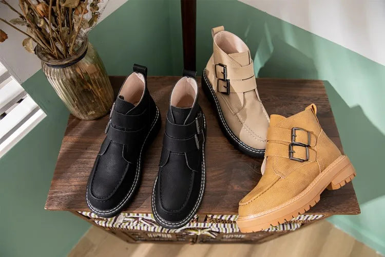 Damen-Kurzstiefeletten-Paar: schwarze und beigerne mit Schnallenriemen