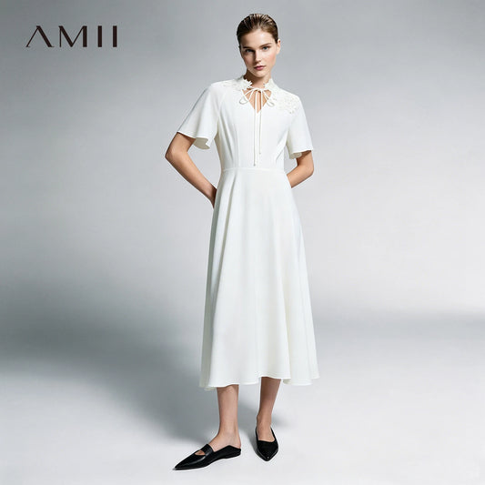 Chiffon-Midikleid mit V-Ausschnitt, kurzen Ärmeln und Knopfleiste vorn, cremeweiß.