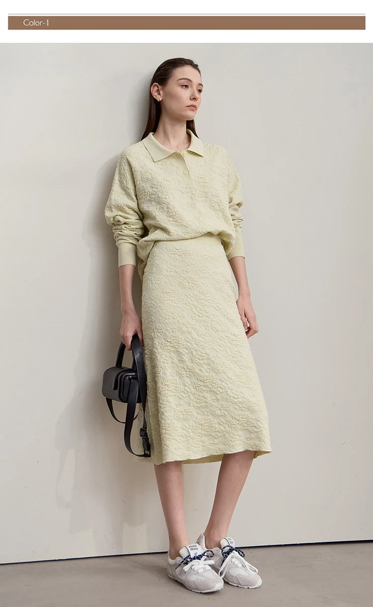 Damen-Pullover in hellem Creme mit Kragen, Knöpfen und lockerem Sitz
