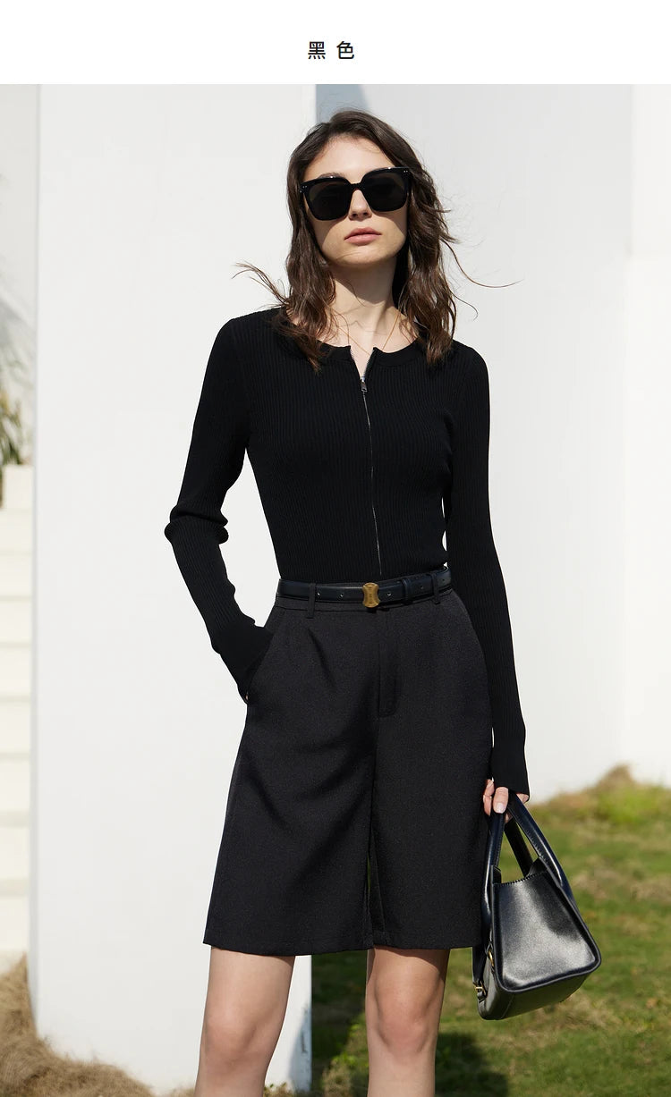 Damen Shorts im minimalistischen Stil mit breitem Bein und Taschen