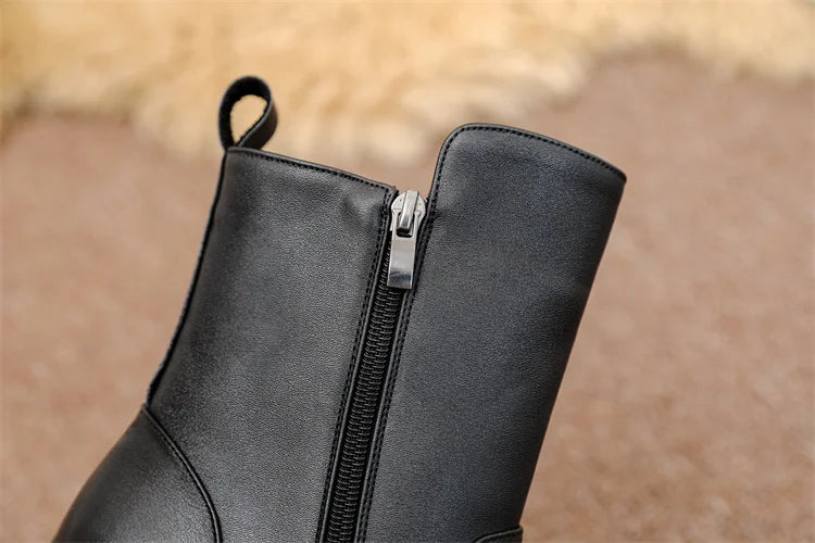 Schwarze Damen-Ankle Boots: seitlicher Reißverschluss und Schaftabschluss mit Lasche